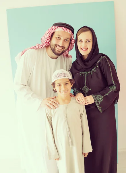 Família árabe posando e sorrindo — Fotografia de Stock