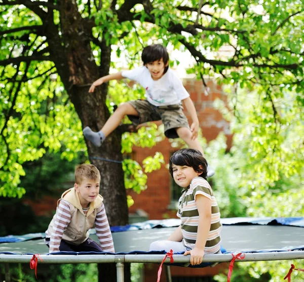 Gelukkige kinderen genieten van jeugd — Stockfoto