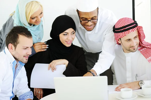 Geschäftsleute arbeiten zusammen — Stockfoto