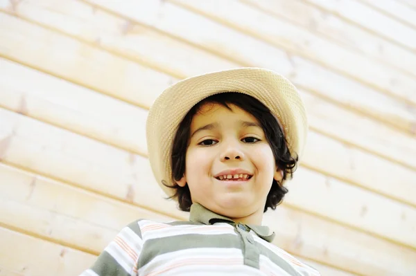 Glückliche Kinder, die ihre Kindheit genießen — Stockfoto