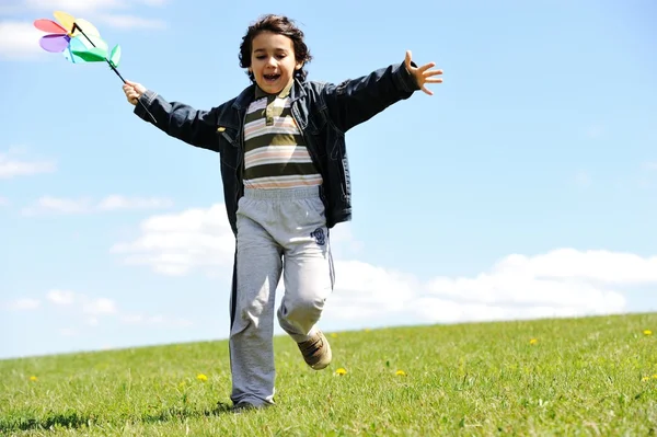 Šťastné dítě těší dětství — Stock fotografie