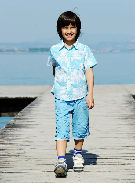 在一个美丽的湖码头上的男孩 — 图库照片