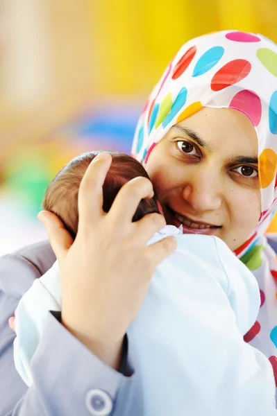 Muslimische Mutter mit Baby — Stockfoto