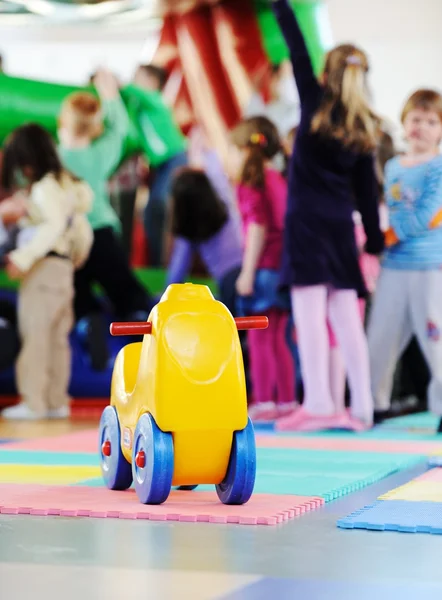 Kinderen spelen op de speelplaats kleurrijke kleuterschool — Stockfoto