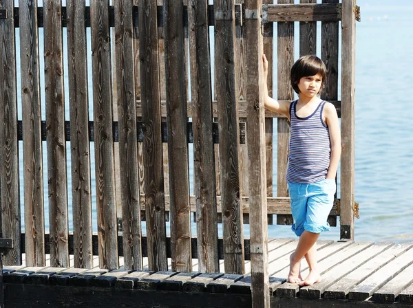 Niño pequeño caminando en el muelle —  Fotos de Stock