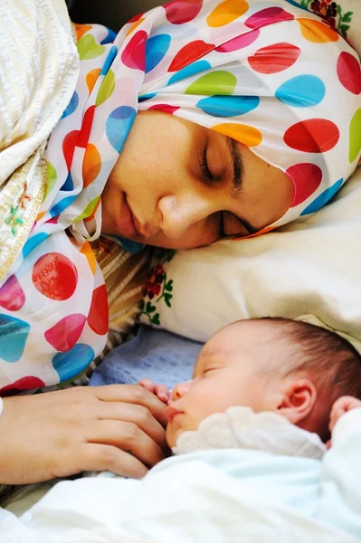 Pasgeboren baby slapen met moeder — Stockfoto