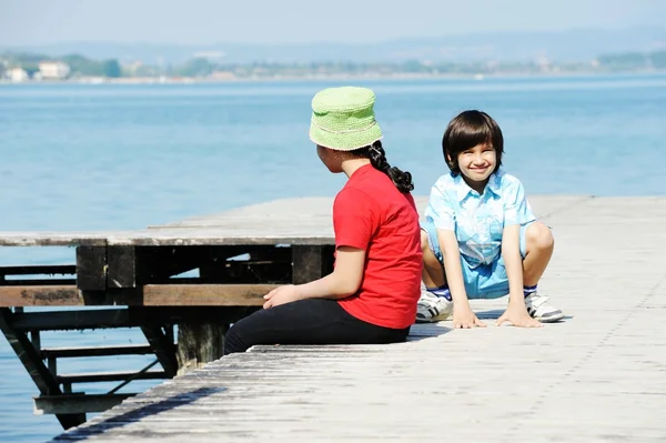 Ragazzo e ragazza sul molo di legno — Foto Stock