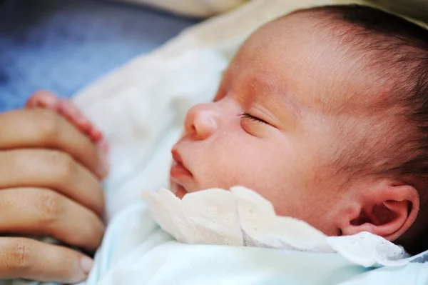 Újszülött baba alszik anya — Stock Fotó
