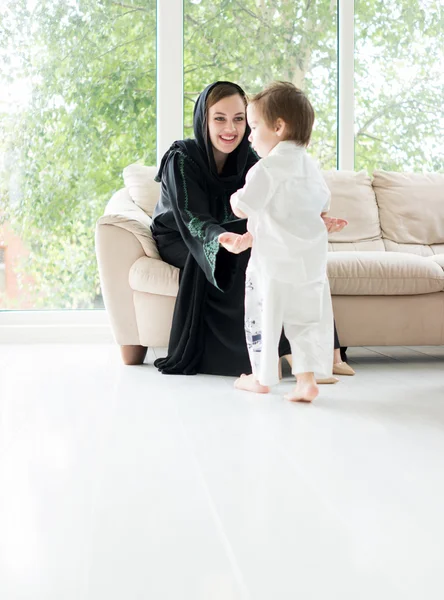 Mère arabe avec bébé — Photo