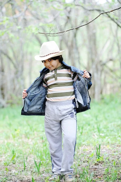 Niños felices disfrutando de la infancia — Foto de Stock