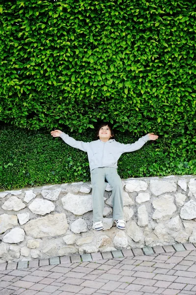 Kind verbringt Freizeit im Park — Stockfoto