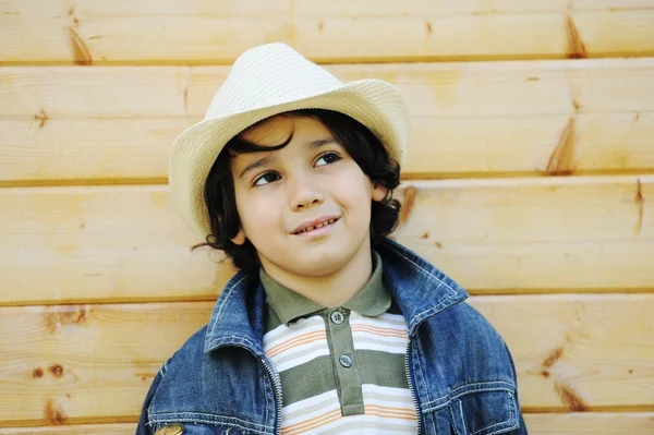 Glückliche Kinder, die ihre Kindheit genießen — Stockfoto