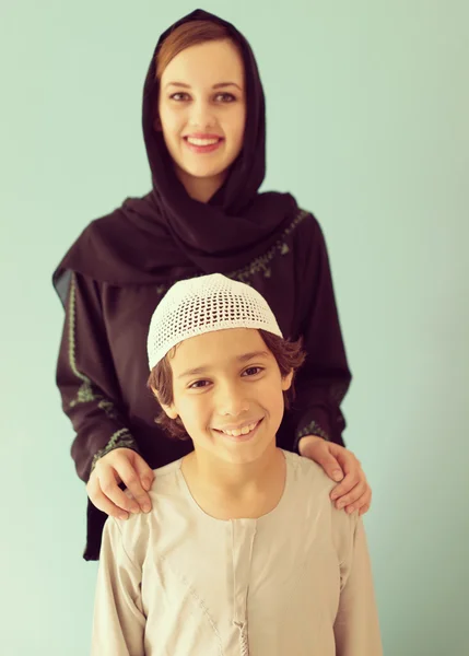 Mãe e filho posando — Fotografia de Stock