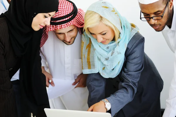 Арабские Бизнесмены Работающие Офисе — стоковое фото