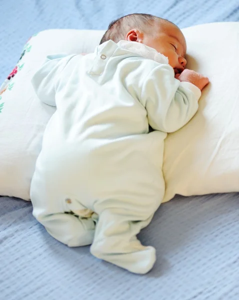 Новорожденному ребенку несколько дней — стоковое фото