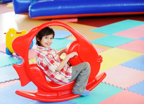 Miúdo a brincar no parque infantil — Fotografia de Stock