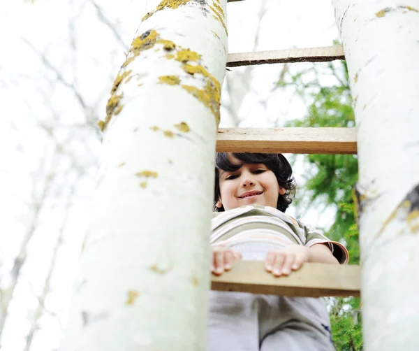 Gelukkig kind plezier klimmen op de ladder — Stockfoto