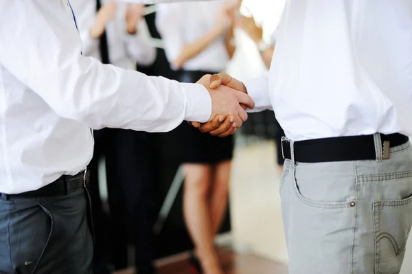 Gente Negocios Trabajando Oficina Dándose Mano — Foto de Stock