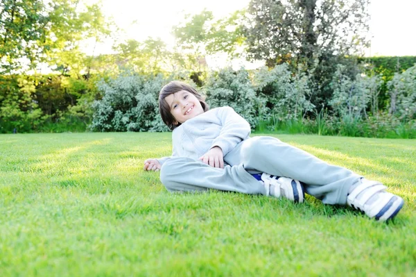 Ребёнок проводит свободное время в парке — стоковое фото