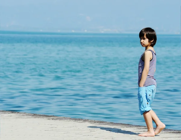 Ragazzino che cammina sul molo — Foto Stock