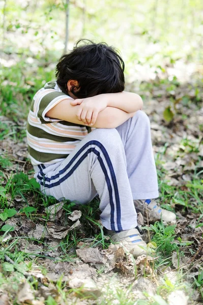 Trauriges Kind sitzt auf dem Boden — Stockfoto