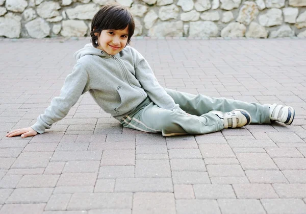 Kind verbringt Freizeit im Park — Stockfoto