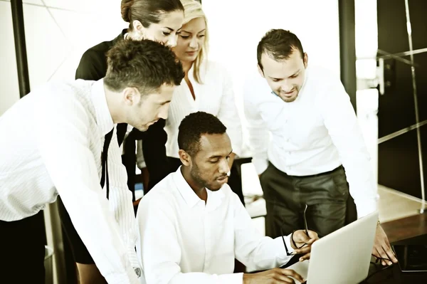 Uomini d'affari che lavorano in ufficio — Foto Stock