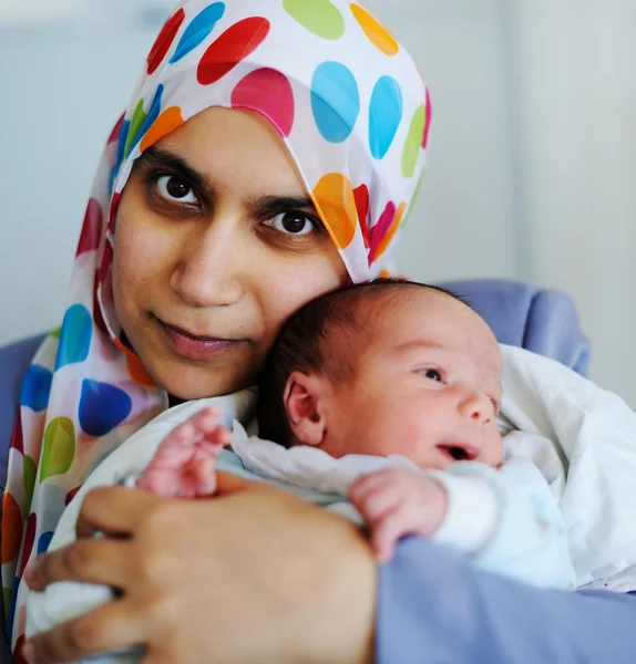 Nyfött barn med mamma — Stockfoto