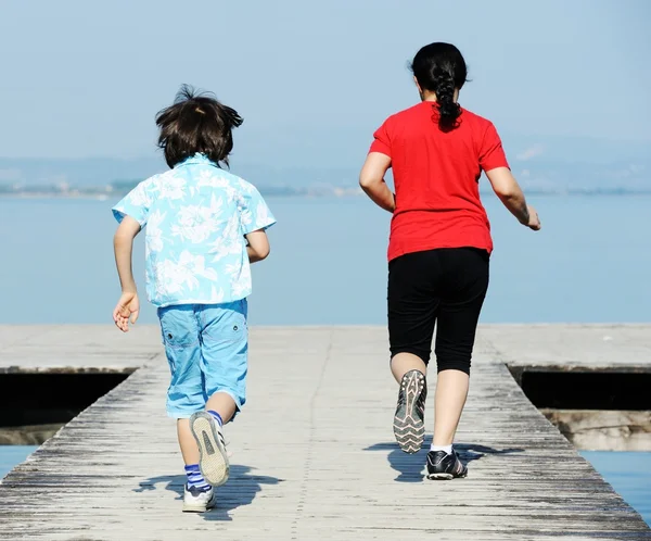 Bruder und Schwester auf Holz — Stockfoto