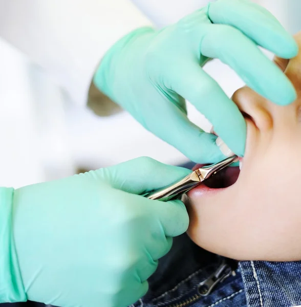 Dziecko, odwiedzając biuro dentysta w szpitalu — Zdjęcie stockowe