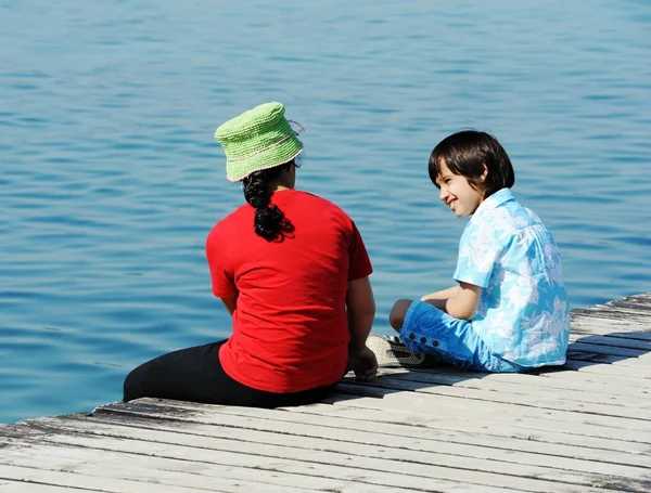 Garçon et fille sur le quai en bois — Photo