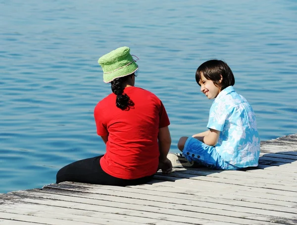 Pojke och flicka i trä dock — Stockfoto