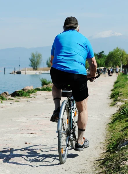 Menschen mit Fahrrädern zum Strand — Stockfoto