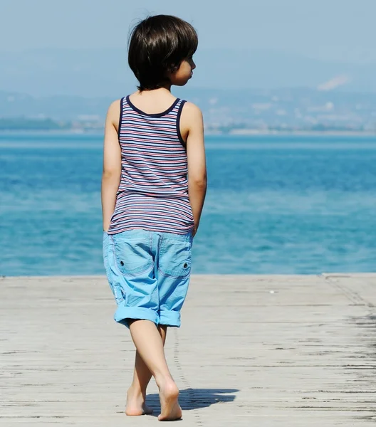 Menino caminhando na doca — Fotografia de Stock