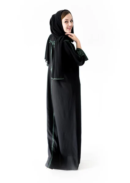 Αραβικό μουσουλμανικό κοπέλα φορώντας μαύρη ρόμπα — Φωτογραφία Αρχείου