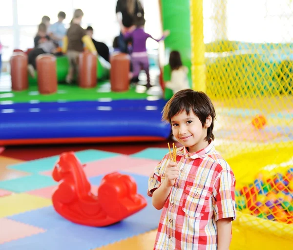 Crianças brincando no playground — Fotografia de Stock