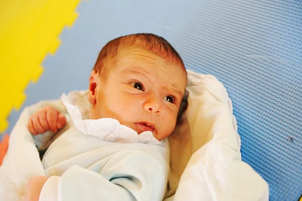 Pasgeboren baby verscheidene dagen oud — Stockfoto