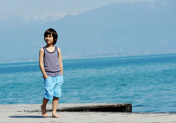 Niño pequeño caminando en el muelle —  Fotos de Stock