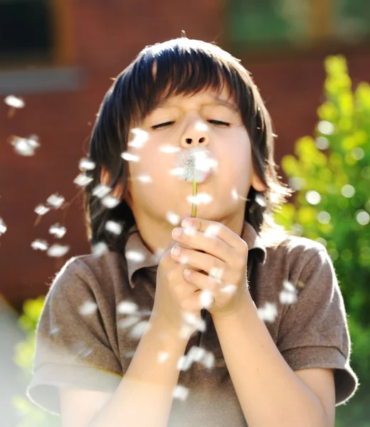 Glückliche Kinder, die ihre Kindheit genießen — Stockfoto