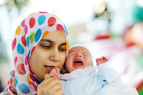 Muslimsk mor med baby — Stockfoto