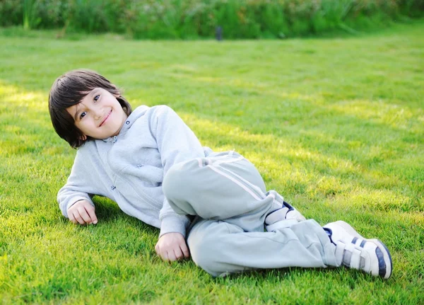 Ребёнок проводит свободное время в парке — стоковое фото