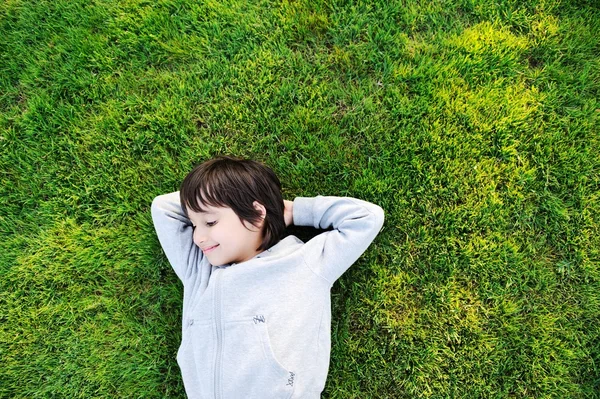 Kid passar tempo livre no parque — Fotografia de Stock