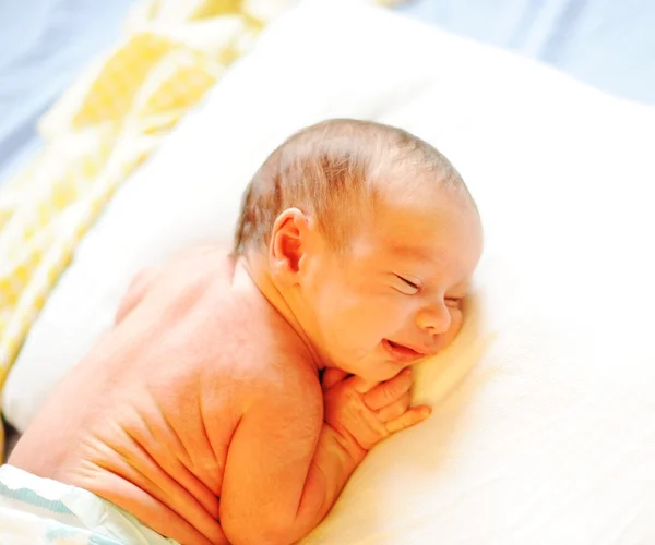 Bebé recién nacido de varios días — Foto de Stock