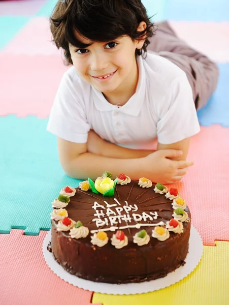 Enfant à la fête d'anniversaire dans l'aire de jeux jardin d'enfants — Photo