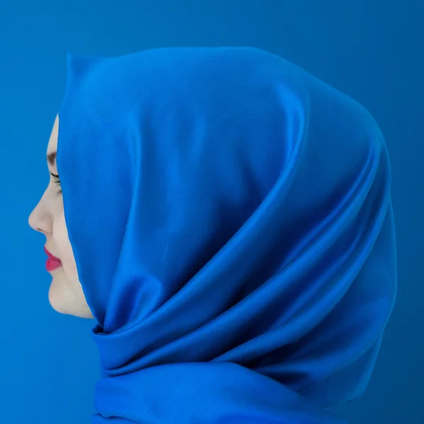 Belle jeune femme avec un foulard — Photo