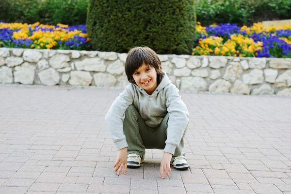 Kind verbringt Freizeit im Park — Stockfoto