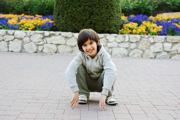 Les enfants passent du temps libre dans le parc — Photo