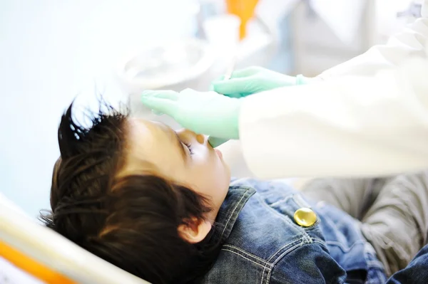 Bureau du dentiste visiteur pour enfants à l'hôpital — Photo