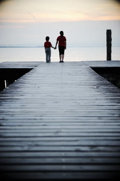 Soeur et frère sur quai en bois Photos De Stock Libres De Droits