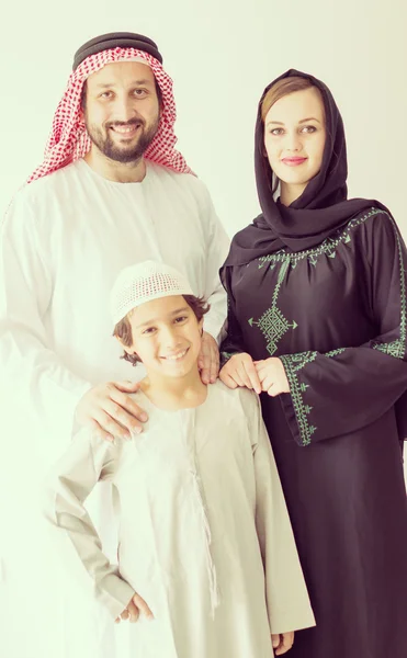 Família árabe posando e sorrindo Imagem De Stock